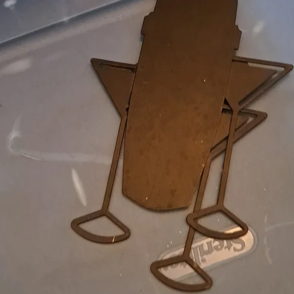 Martini glass & shaker wall hanging. Perfect in your bar or by the patio or pool - Picture 5 of 6